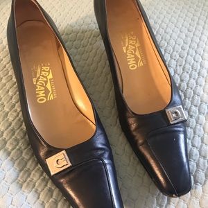 Ladies’ Sz 10 Ferragamo navy blue low heel pump